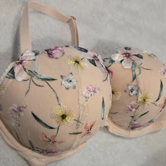 Victoria's Secret Floral Embroidered Bra in Pink - Picture 5 of 7